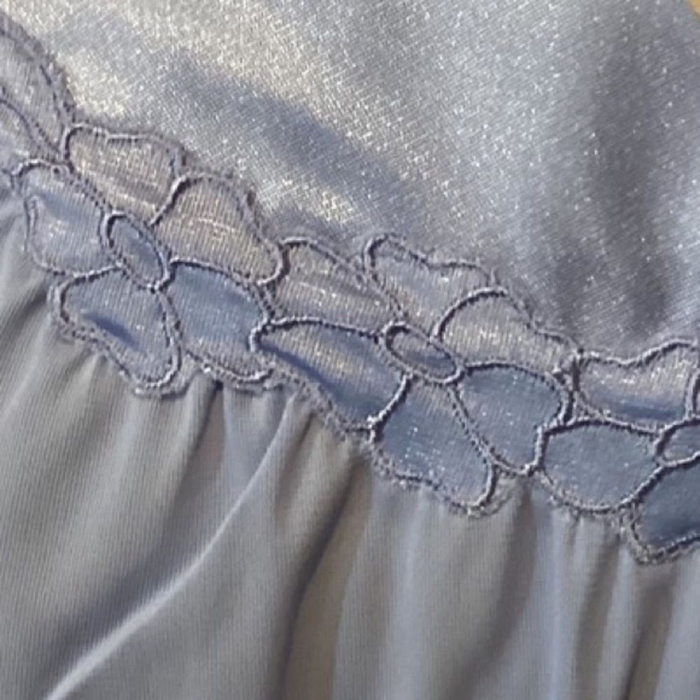 Vintage Vanity Fair Periwinkle Sleep gown USA Floral Detail Size Medium - Picture 10 of 11
